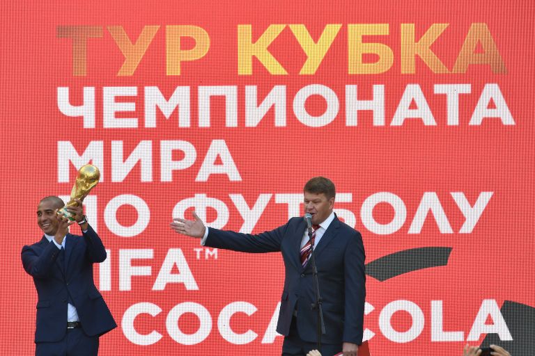 Давид Трезеге (слева) с кубком чемпионата мира по футболу и спортивный комментатор Дмитрий Губерниев Давид Трезеге (слева) с кубком чемпионата мира по футболу и спортивный комментатор Дмитрий Губерниев