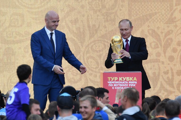Президент РФ Владимир Путин (справа) и президент ФИФА Джанни Инфантино Президент РФ Владимир Путин (справа) и президент ФИФА Джанни Инфантино
