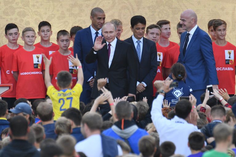 Давид Трезеге, президент РФ Владимир Путин, Бебето и глава ФИФА Джанни Инфантино (слева направо) во время церемонии старта тура Кубка чемпионата ФИФА-2018 на открывшейся Большой спортивной арене во время посещения олимпийского комплекса Лужники в Москве Давид Трезеге, президент РФ Владимир Путин, Бебето и глава ФИФА Джанни Инфантино (слева направо) во время церемонии старта тура Кубка чемпионата ФИФА-2018 на открывшейся Большой спортивной арене во время посещения олимпийского комплекса Лужники в Москве