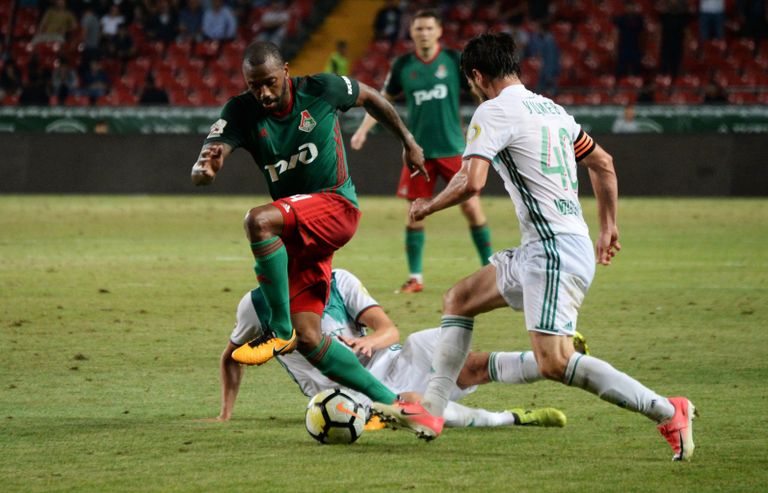Защитник ФК Ахмат Ризван Уциев и хавбек ФК Локомотив Мануэл Фернандеш (слева) Защитник ФК Ахмат Ризван Уциев и хавбек ФК Локомотив Мануэл Фернандеш (слева)