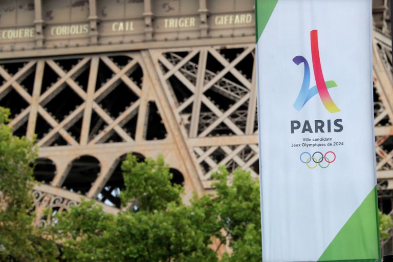 Логотип Олимпийских игр 2024 года на фоне Эйфелевой башни в Париже Логотип Олимпийских игр 2024 года на фоне Эйфелевой башни в Париже