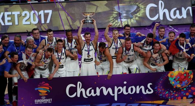 Баскетболисты сборной Словении после победы на чемпионате Европы-2017