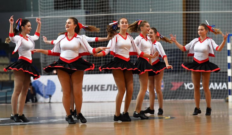 Девушки из группы поддержки во время матча Россия - Португалия