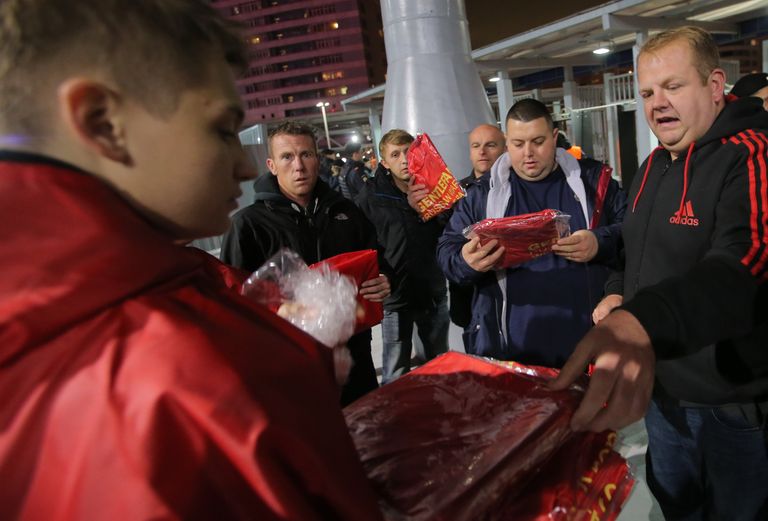 Болельщики во время проведения акции Gentlefan перед началом матча Болельщики во время проведения акции Gentlefan перед началом матча