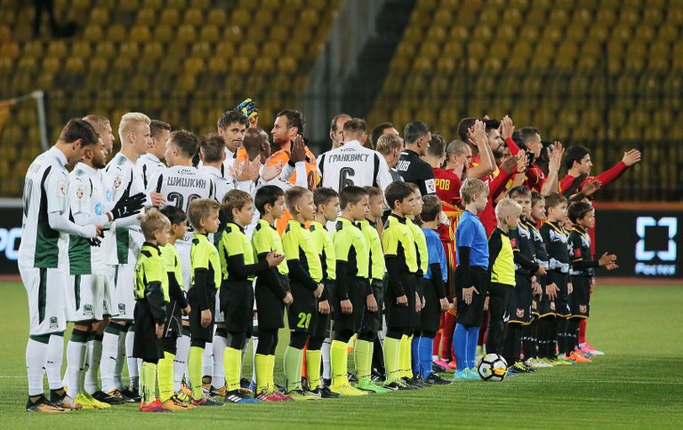 Игроки перед началом матча 12-го тура чемпионата России по футболу среди клубов Премьер-лиги между командами ФК Арсенал (Тула) и ФК Краснодар (Краснодар) Игроки перед началом матча 12-го тура чемпионата России по футболу среди клубов Премьер-лиги между командами ФК Арсенал (Тула) и ФК Краснодар (Краснодар)