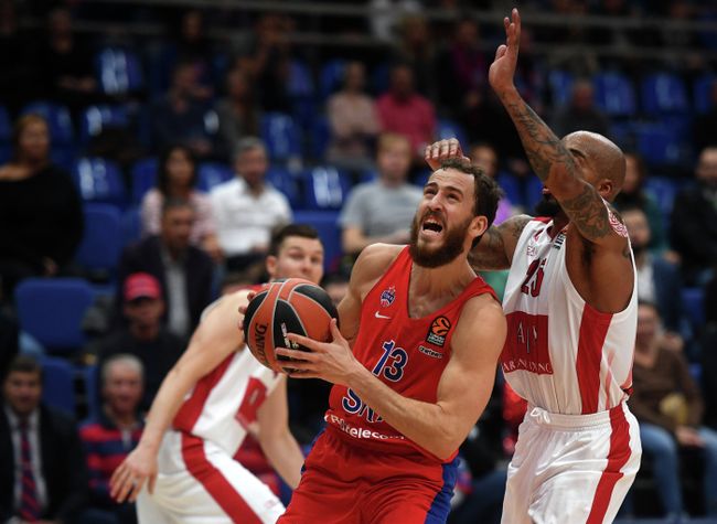 Защитник ПБК ЦСКА Серхио Родригес (в центре)