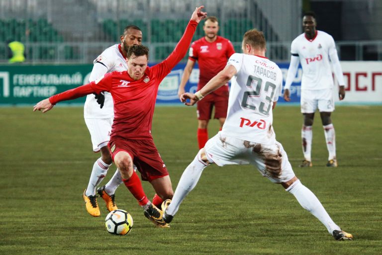 Полузащитники ФК Уфа Ондржей Ванек (слева на первом плане) и ФК Локомотив Дмитрий Тарасов (справа на первом плане) Полузащитники ФК Уфа Ондржей Ванек (слева на первом плане) и ФК Локомотив Дмитрий Тарасов (справа на первом плане)