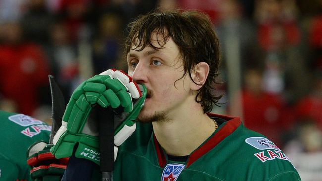 Хоккеисты Ак Барса Степан Захарчук (слева) и Михаил Глухов