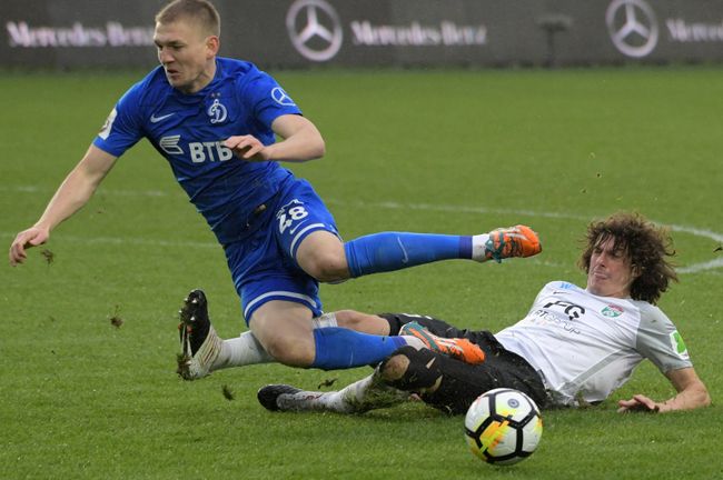 Форвард Динамо Евгений Луценко (слева) и защитник Тосно Андрей Буйволов Форвард Динамо Евгений Луценко (слева) и защитник Тосно Андрей Буйволов
