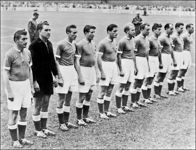Чемпион мира по футболу 1954 года в составе сборной ФРГ Ханс Шефер (четвертый справа) Чемпион мира по футболу 1954 года в составе сборной ФРГ Ханс Шефер (четвертый справа)