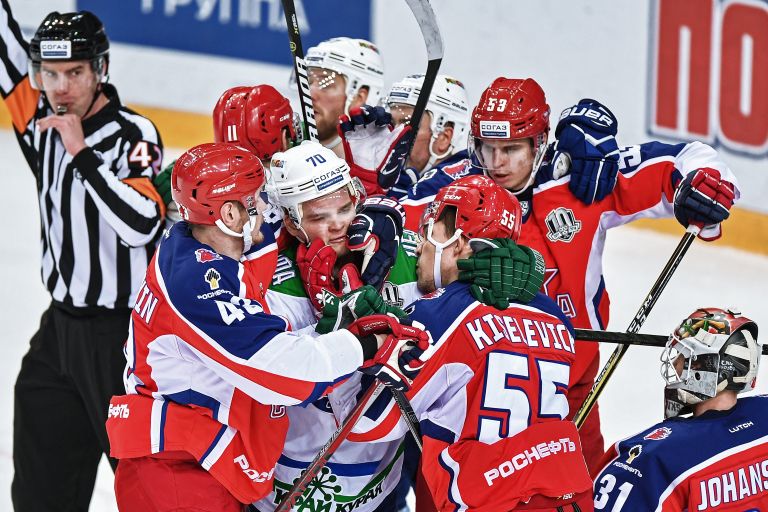 Потасовка в матче ЦСКА - Салават Юлаев Потасовка в матче ЦСКА - Салават Юлаев