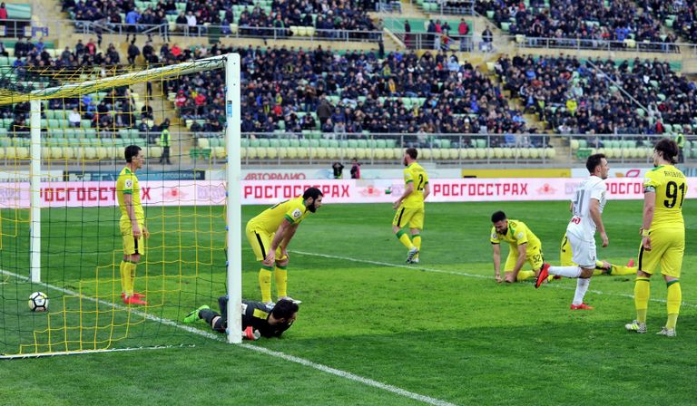 Игровой момент матча 17-го тура РФПЛ между махачкалинским Анжи и московским Локомотивом Игровой момент матча 17-го тура РФПЛ между махачкалинским Анжи и московским Локомотивом