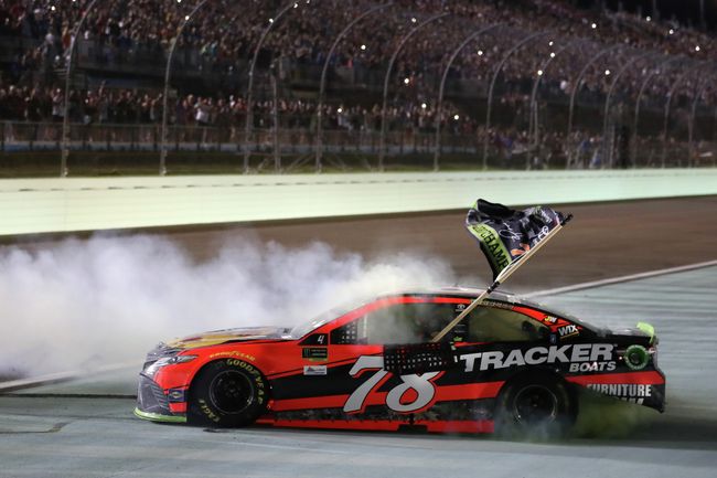 Пилот команды Furniture Row Racing Мартин Труэкс-младший