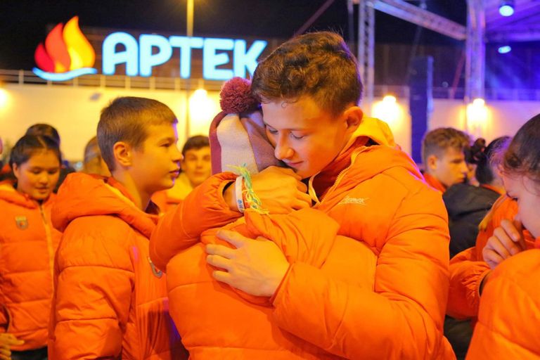 И снова объятия! До свидания, Артек! Спасибо, ГТО! И снова объятия! До свидания, Артек! Спасибо, ГТО!