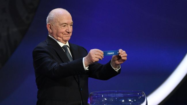 Ассистент жеребьевки Никита Симонян на официальной жеребьевке чемпионата мира-2018 по футболу Ассистент жеребьевки Никита Симонян на официальной жеребьевке чемпионата мира-2018 по футболу