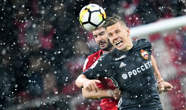 Хавбек ЦСКА Понтус Вернблум (на первом плане) и защитник Спартака Сердар Таски Хавбек ЦСКА Понтус Вернблум (на первом плане) и защитник Спартака Сердар Таски