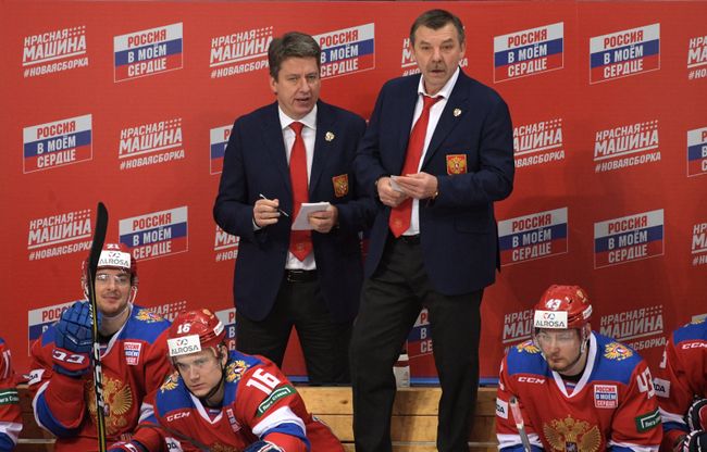 Тренер сборной России Харийс Витолиньш и главный тренер сборной России Олег Знарок (слева направо на втором плане) Тренер сборной России Харийс Витолиньш и главный тренер сборной России Олег Знарок (слева направо на втором плане)