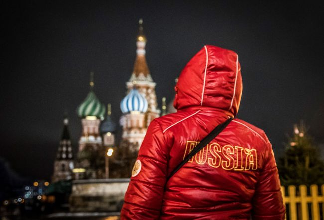 Женщина в экипировке сборной России на фоне Кремля Женщина в экипировке сборной России на фоне Кремля