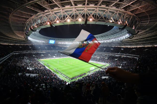 Болельщик сборной России на трибуне стадиона Лужники