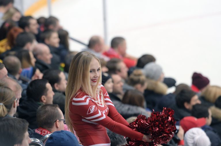 Девушка из группы поддержки Спартака Девушка из группы поддержки Спартака