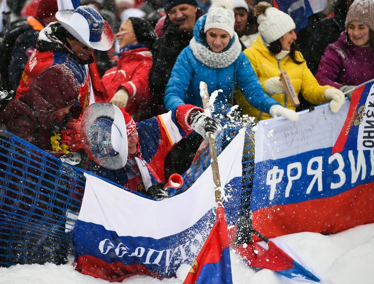 Российские болельщики во время масс-старта на шестом этапе Кубка мира по биатлону сезона 2017/18 в итальянской Антерсельве Российские болельщики во время масс-старта на шестом этапе Кубка мира по биатлону сезона 2017/18 в итальянской Антерсельве