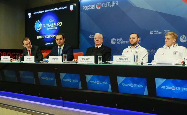 Старший тренер сборной России по мини-футболу Сергей Скорович (второй справа)