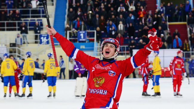Игрок сборной России по хоккею с мячом Сергей Ломанов
