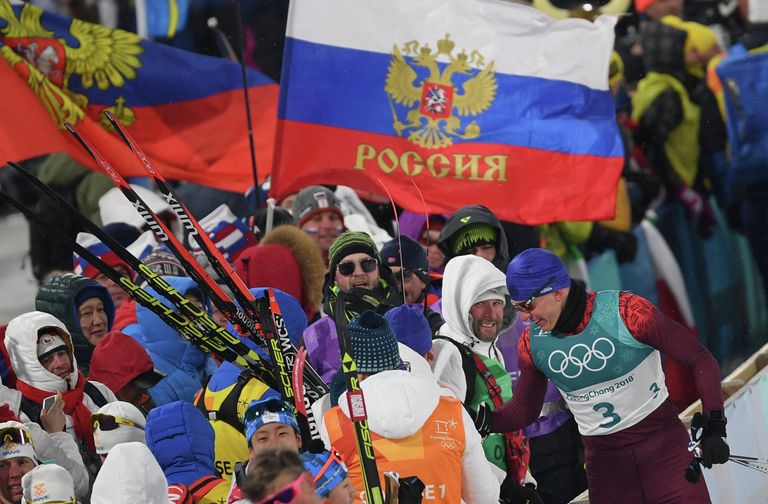 Российский спортсмен Александр Большунов (справа) Российский спортсмен Александр Большунов (справа)
