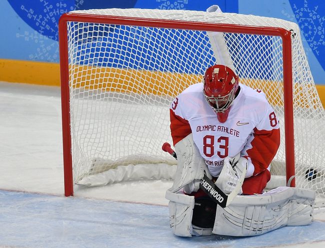 Российский вратарь Василий Кошечкин пропускает шайбу