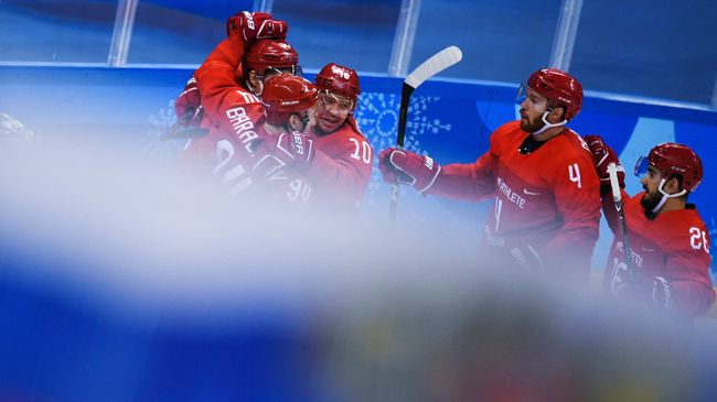 Российские хоккеисты радуются заброшенной шайбе