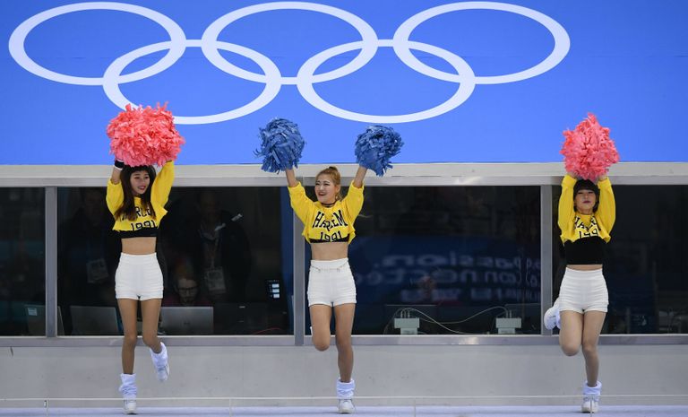 Девушки группы поддержки в финальном матче Канада - США по хоккею среди женщин Девушки группы поддержки в финальном матче Канада - США по хоккею среди женщин
