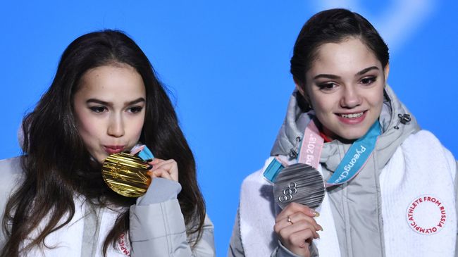 Алина Загитова (слева) и Евгения Медведева Алина Загитова (слева) и Евгения Медведева