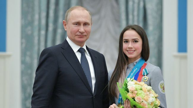 Президент РФ Владимир Путин вручил орден Дружбы Алине Загитовой Президент РФ Владимир Путин вручил орден Дружбы Алине Загитовой