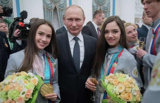 Алина Загитова, Владимир Путин и Евгения Медведева (слева направо)