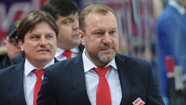 Главный тренер ХК Спартак Вадим Епанчинцев (справа) и тренер Андрей Потайчук