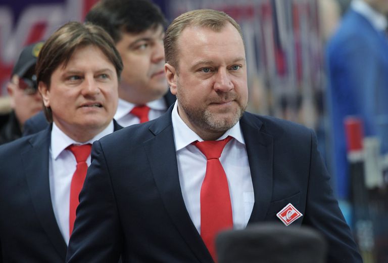 Главный тренер ХК Спартак Вадим Епанчинцев (справа) и тренер Андрей Потайчук Главный тренер ХК Спартак Вадим Епанчинцев (справа) и тренер Андрей Потайчук