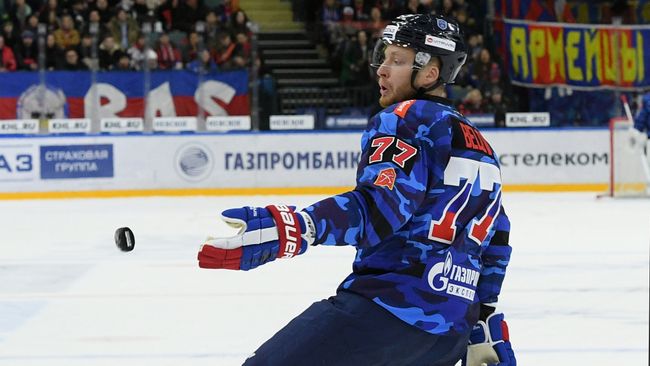 Защитник СКА Антон Белов