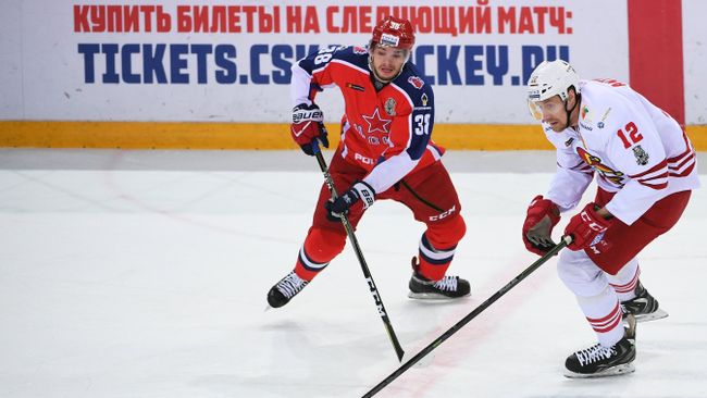 Защитник ПХК ЦСКА Михаил Науменков (Слева) и форвард ХК Йокерит Марко Анттила Защитник ПХК ЦСКА Михаил Науменков (Слева) и форвард ХК Йокерит Марко Анттила