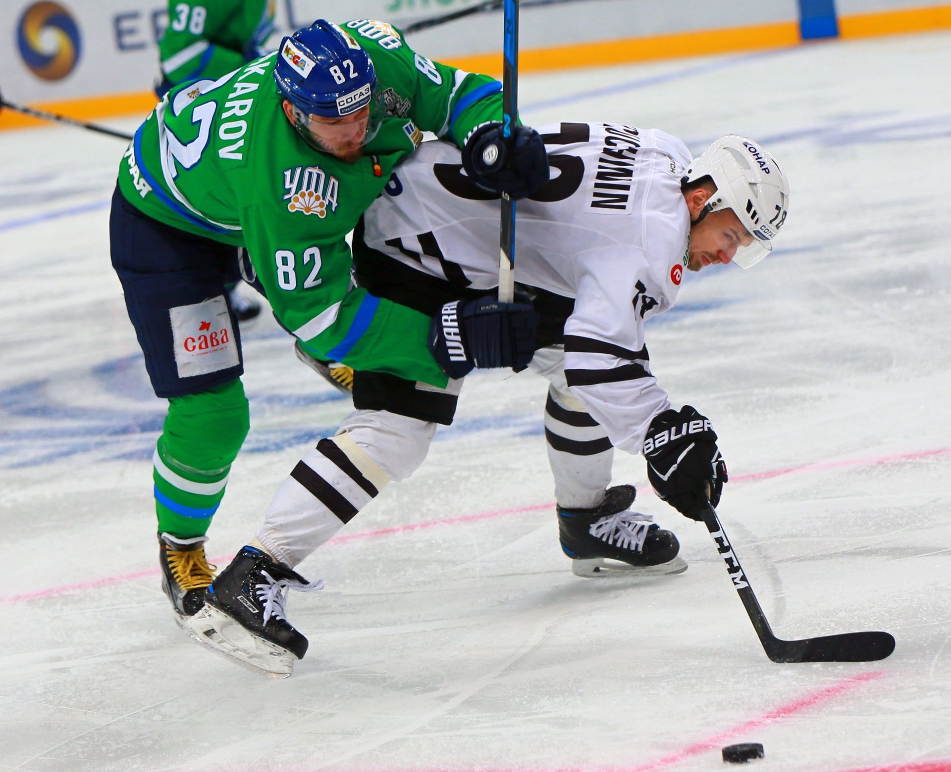 Форвард ХК Салават Юлаев Игорь Макаров (слева) и нападающий ХК Трактор Юрий Петров - РИА Новости, 1920, 15.04.2025