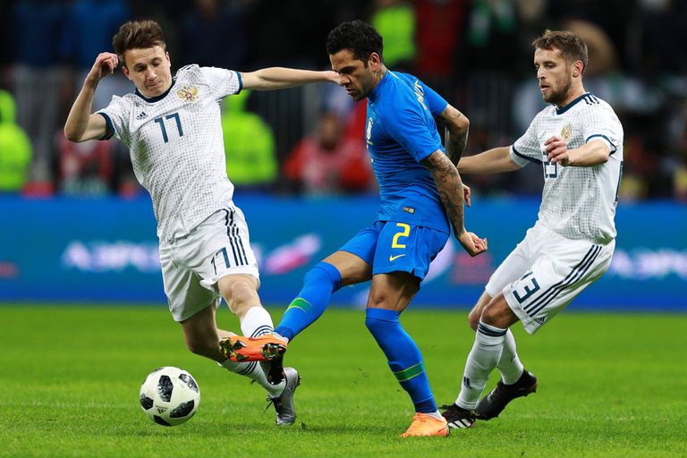 Хавбек сборной России Александр Головин, защитник сборной Бразилии Дани Алвес защитник сборной России Дмитрий Комбаров (слева направо)