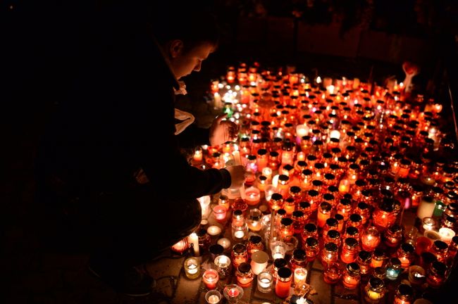 Цветы в память о погибших в Кемерове Цветы в память о погибших в Кемерове