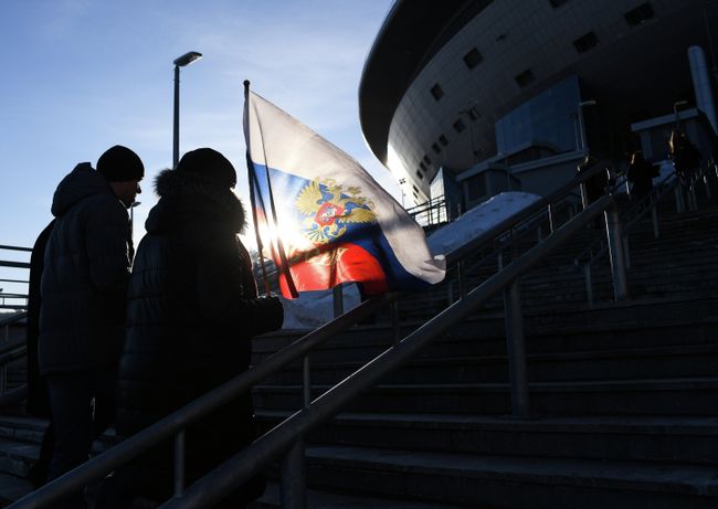 Болельщики у стадиона Санкт-Петербург перед началом товарищеского футбольного матча между сборными России и Франции Болельщики у стадиона Санкт-Петербург перед началом товарищеского футбольного матча между сборными России и Франции