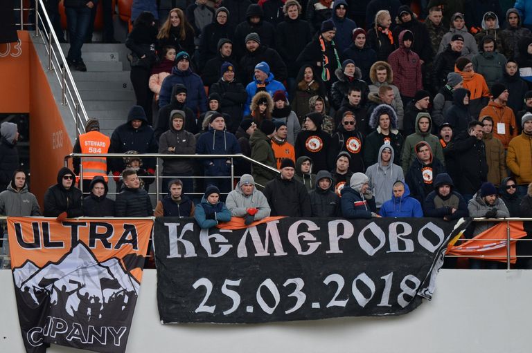 Болельщики с баннером в память о жертвах пожара в ТЦ Зимняя вишня в Кемерово Болельщики с баннером в память о жертвах пожара в ТЦ Зимняя вишня в Кемерово