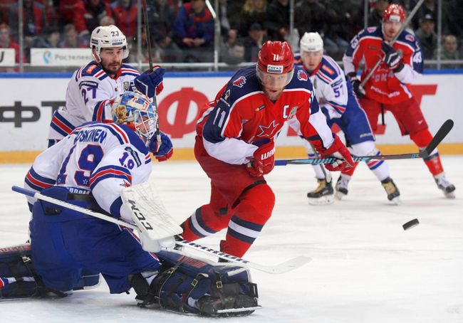 Форвард ЦСКА Сергей Андронов (№11)