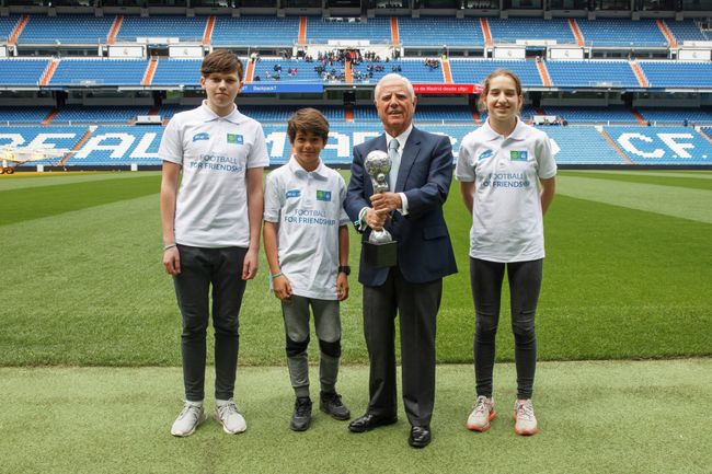 Вице-президент Real Madrid Foundation Энрике Санчес вместе с детьми Вице-президент Real Madrid Foundation Энрике Санчес вместе с детьми