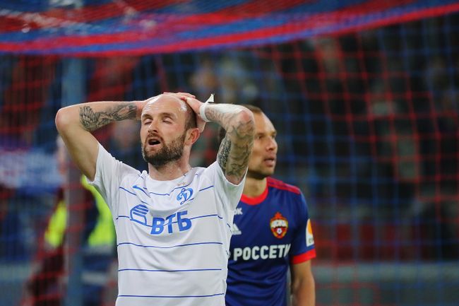 Защитник Динамо Константин Рауш (на первом плане) Защитник Динамо Константин Рауш (на первом плане)