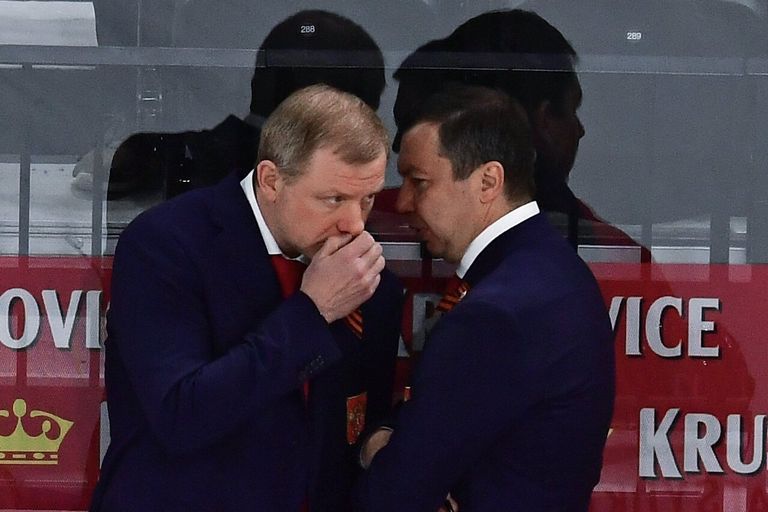 Старший тренер сборной России Алексей Жамнов (слева) и исполняющий обязанности главного тренера сборной России Илья Воробьев Старший тренер сборной России Алексей Жамнов (слева) и исполняющий обязанности главного тренера сборной России Илья Воробьев