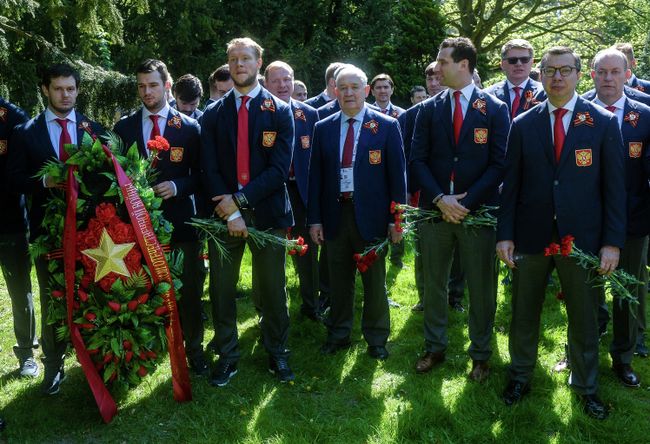 Сборная России возложила цветы к памятнику советским воинам в Копенгагене Сборная России возложила цветы к памятнику советским воинам в Копенгагене