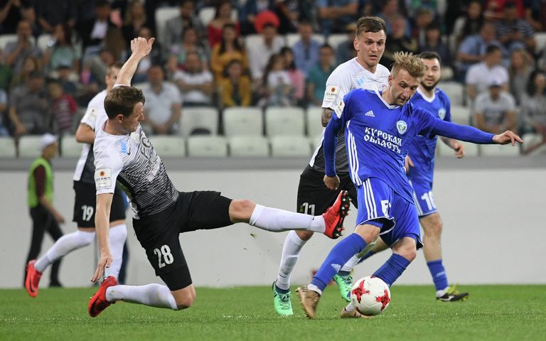 Защитник Тосно Евгений Чернов (слева) и форвард Авангарда Артём Федчук