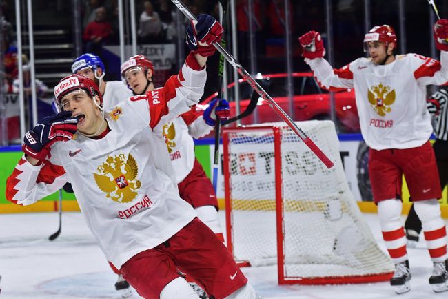Форвард сборной России Максим Шалунов (слева) Форвард сборной России Максим Шалунов (слева)